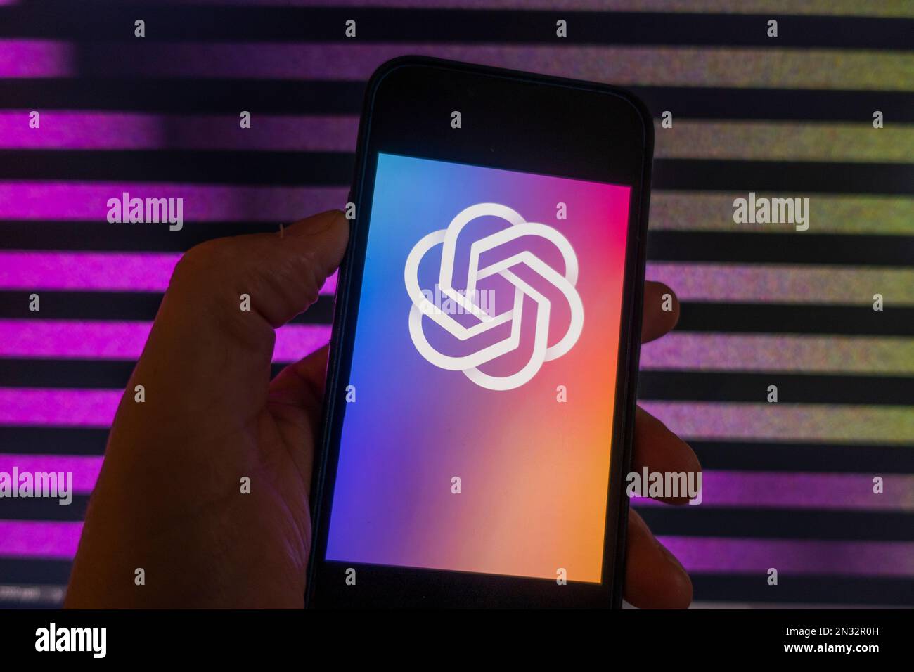 Digitales zusammengesetztes Bild des OpenAI ChatGPT-Logos auf dem Mobiltelefon Stockfoto