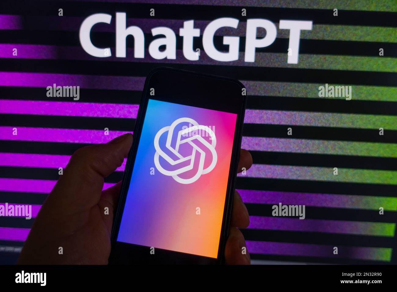 Digitales zusammengesetztes Bild des OpenAI ChatGPT-Logos auf dem Mobiltelefon Stockfoto
