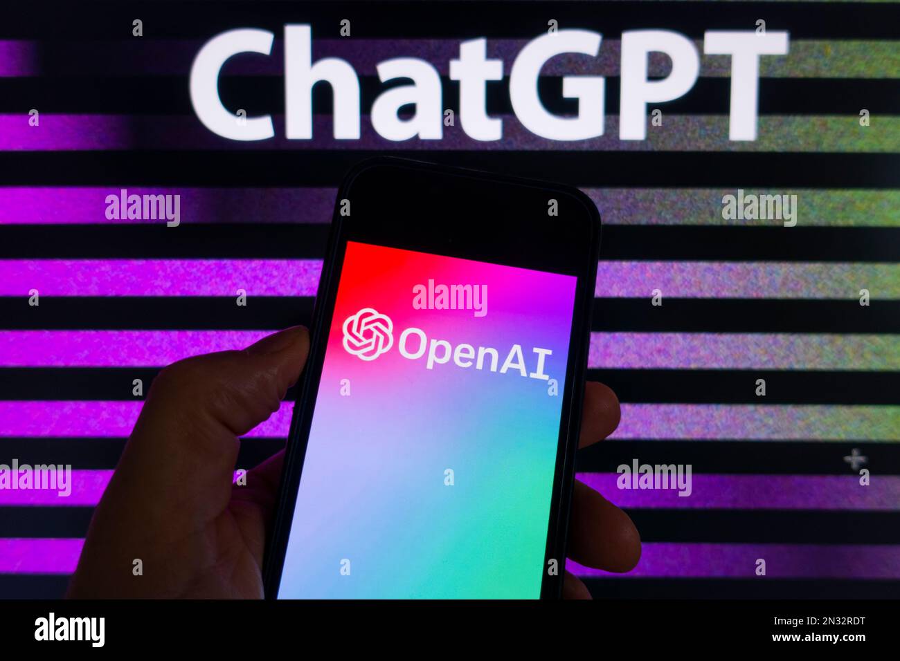 Digitales zusammengesetztes Bild des OpenAI ChatGPT-Logos auf dem Mobiltelefon Stockfoto