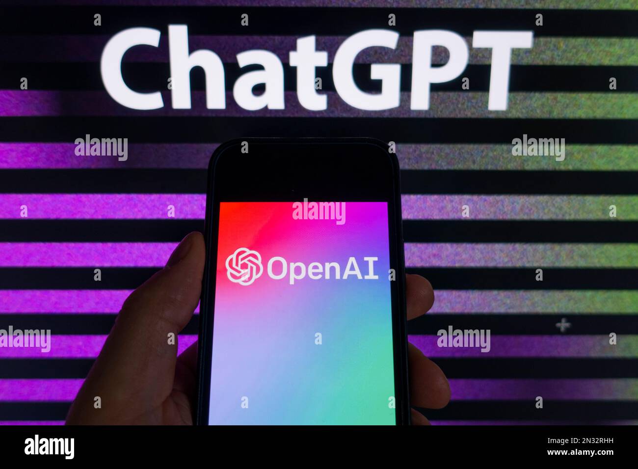 Digitales zusammengesetztes Bild des OpenAI ChatGPT-Logos auf dem Mobiltelefon Stockfoto