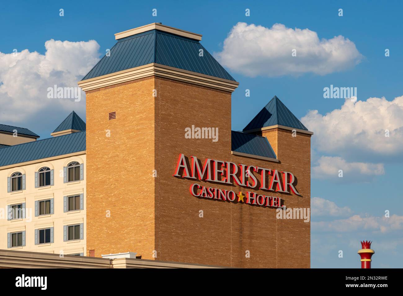 COUNCIL BLUFFS, IA, USA - 5. NOVEMBER 2022: Ameristar Casino and Hotel Exterieur-Schild und Markenlogo. Stockfoto