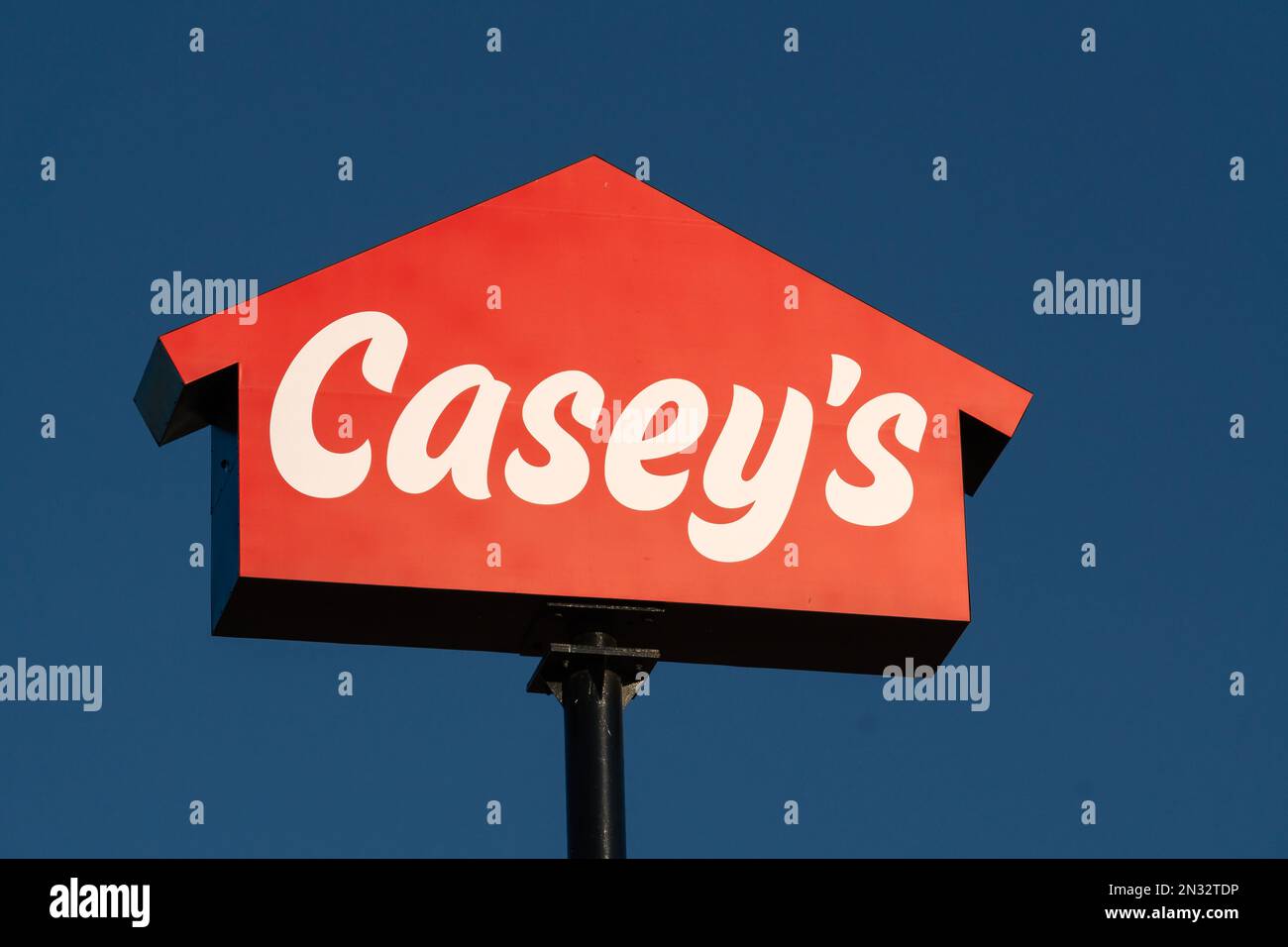 CEDAR RAPIDS, IA, USA - 5. NOVEMBER 2022: Außenschild und Markenlogo von Casey's General Store. Stockfoto
