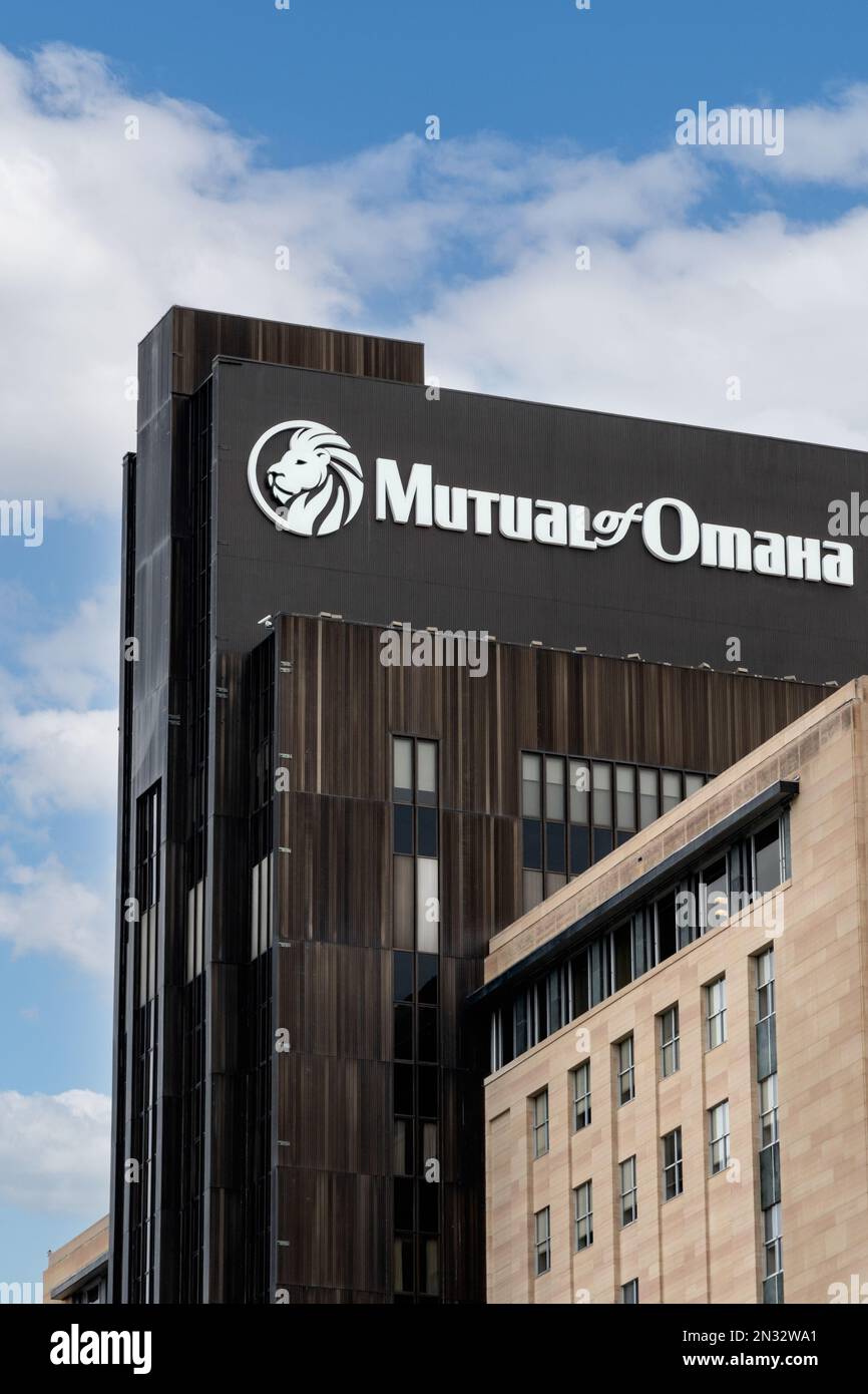 OMAHA, NE, USA - 4. NOVEMBER 2022: Gebäude der Firmenzentrale von Mutual of Omaha und Markenlogo. Stockfoto