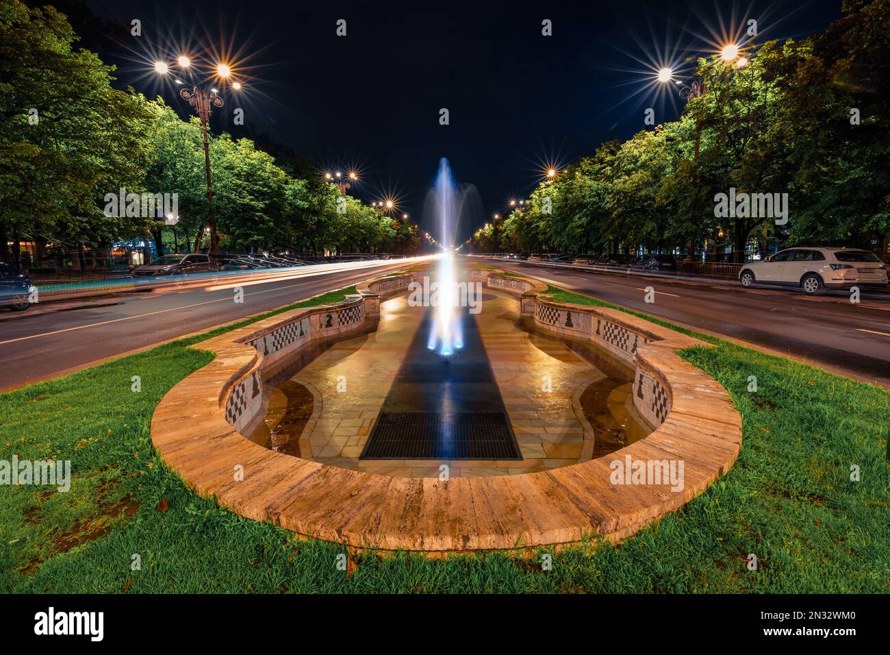 Beleuchteter Nachtsicht auf den Brunnen in Bukarest - Hauptstadt von Rumänien, Europa. Hintergrund des Reisekonzepts. Stockfoto