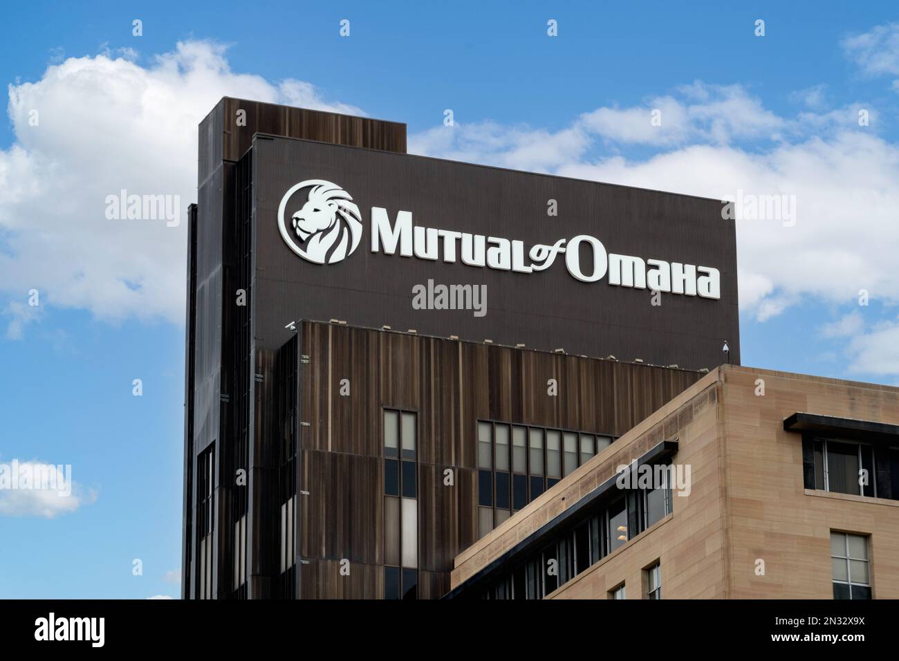OMAHA, NE, USA - 4. NOVEMBER 2022: Gebäude der Firmenzentrale von Mutual of Omaha und Markenlogo. Stockfoto