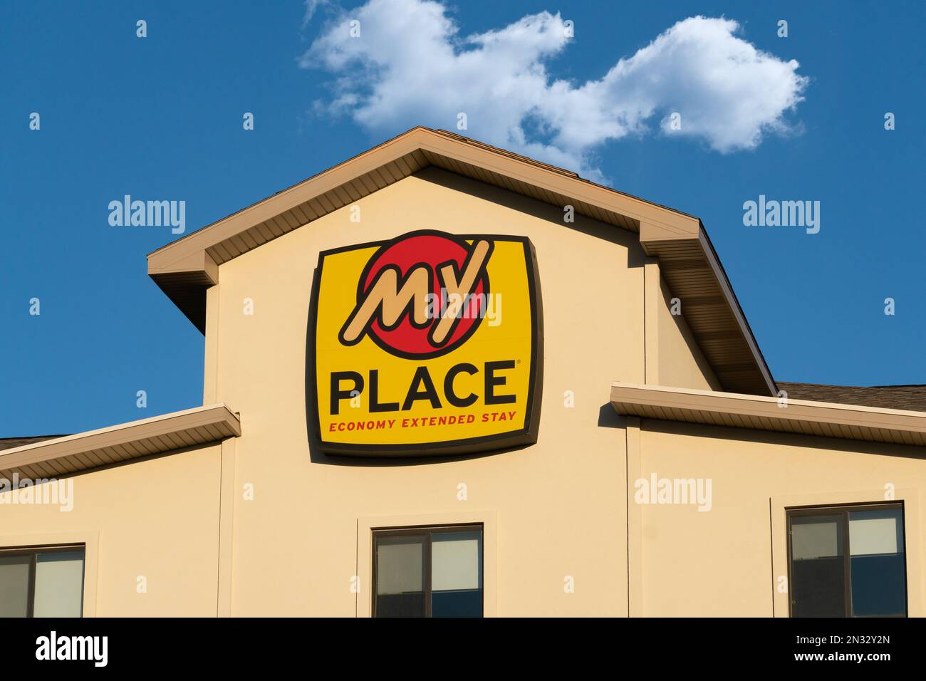 CEDAR RAPIDS, IA, USA - 5. NOVEMBER 2022: Außenansicht des My Place Economy Motels für längere Aufenthalte und Markenlogo. Stockfoto