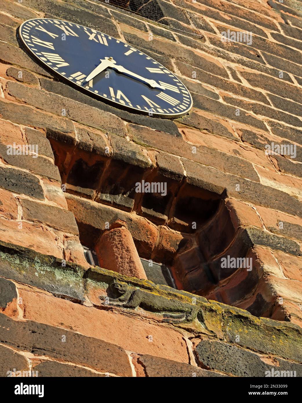Geschnitzte Cheshire Cat, & Clock, St Wilfrids, Church LN, Grappenhall Village, South Warrington, Cheshire, England, Großbritannien, WA4 3EP Stockfoto