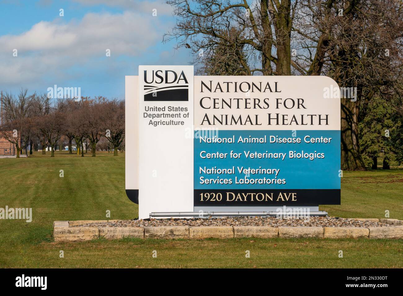 AMES, IA, USA - 5. NOVEMBER 2022: National Centers for Animal Health Exterieur und Markenlogo. Stockfoto