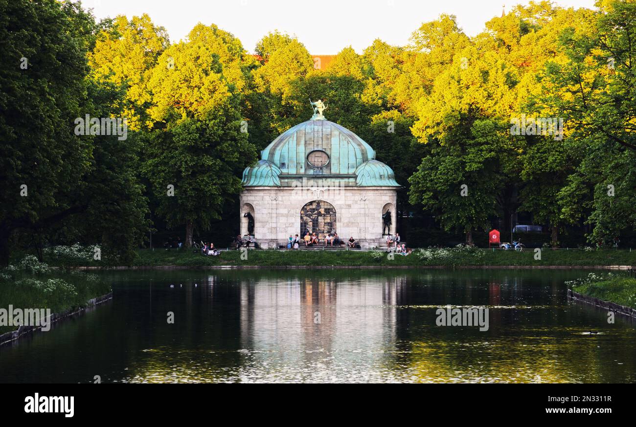 Das historische Wahrzeichen Hubertusbrunnen in der Nähe eines Flusses in München, Bayern Stockfoto