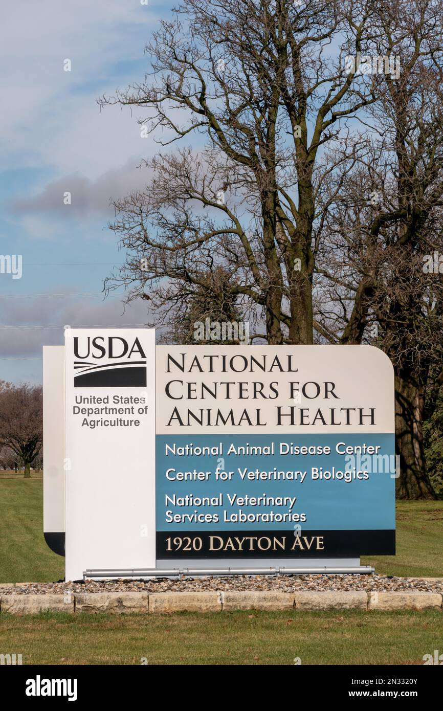 AMES, IA, USA - 5. NOVEMBER 2022: National Centers for Animal Health Exterieur und Markenlogo. Stockfoto