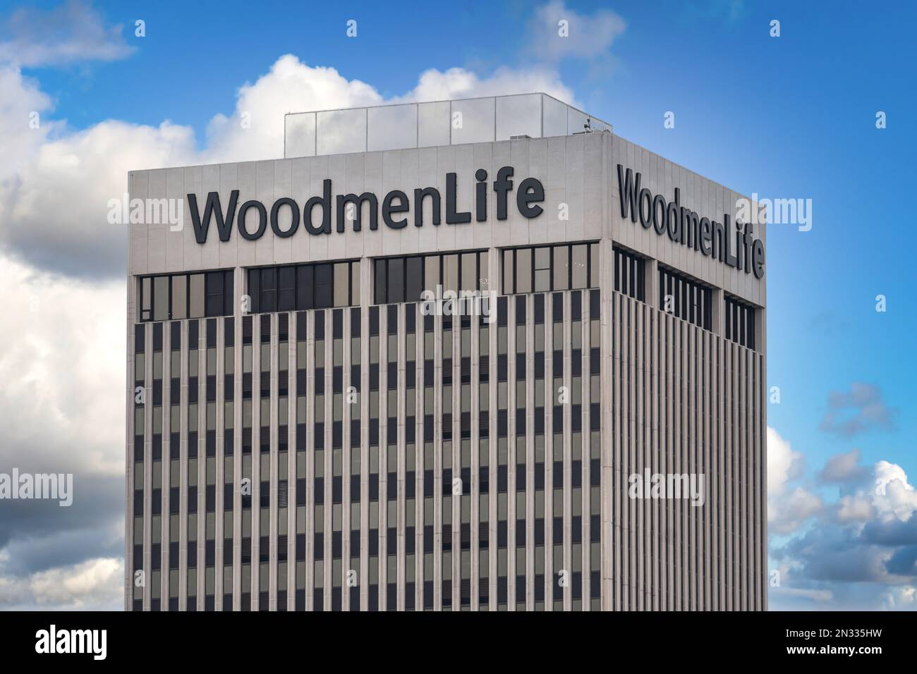OMAHA, NE, USA - 4. NOVEMBER 2022: Gebäude der Hauptniederlassung von WoodmanLife und Markenlogo. Stockfoto