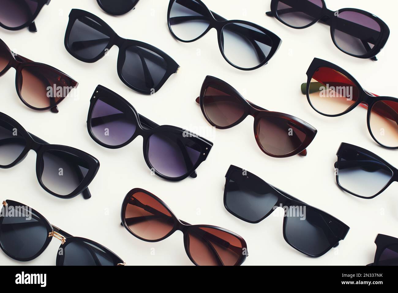 Trendige Sonnenbrille Auf Weißem Hintergrund. Diagonale Anordnung Mit Verschiedenen Modellen Und Farben Stockfoto