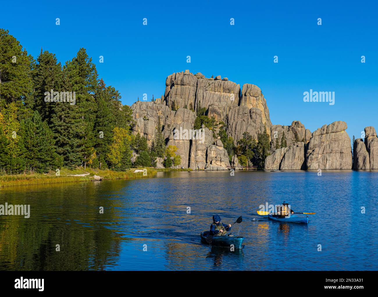 Kajakfahrer paddeln auf Sylvan Lake, Custer State Park, South Dakota, USA Stockfoto