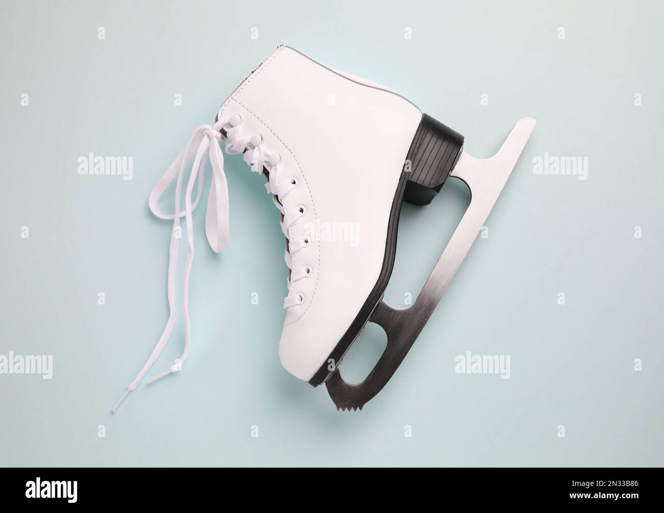 Rosa Schlittschuhlaufen auf hellem Hintergrund, Draufsicht Stockfoto