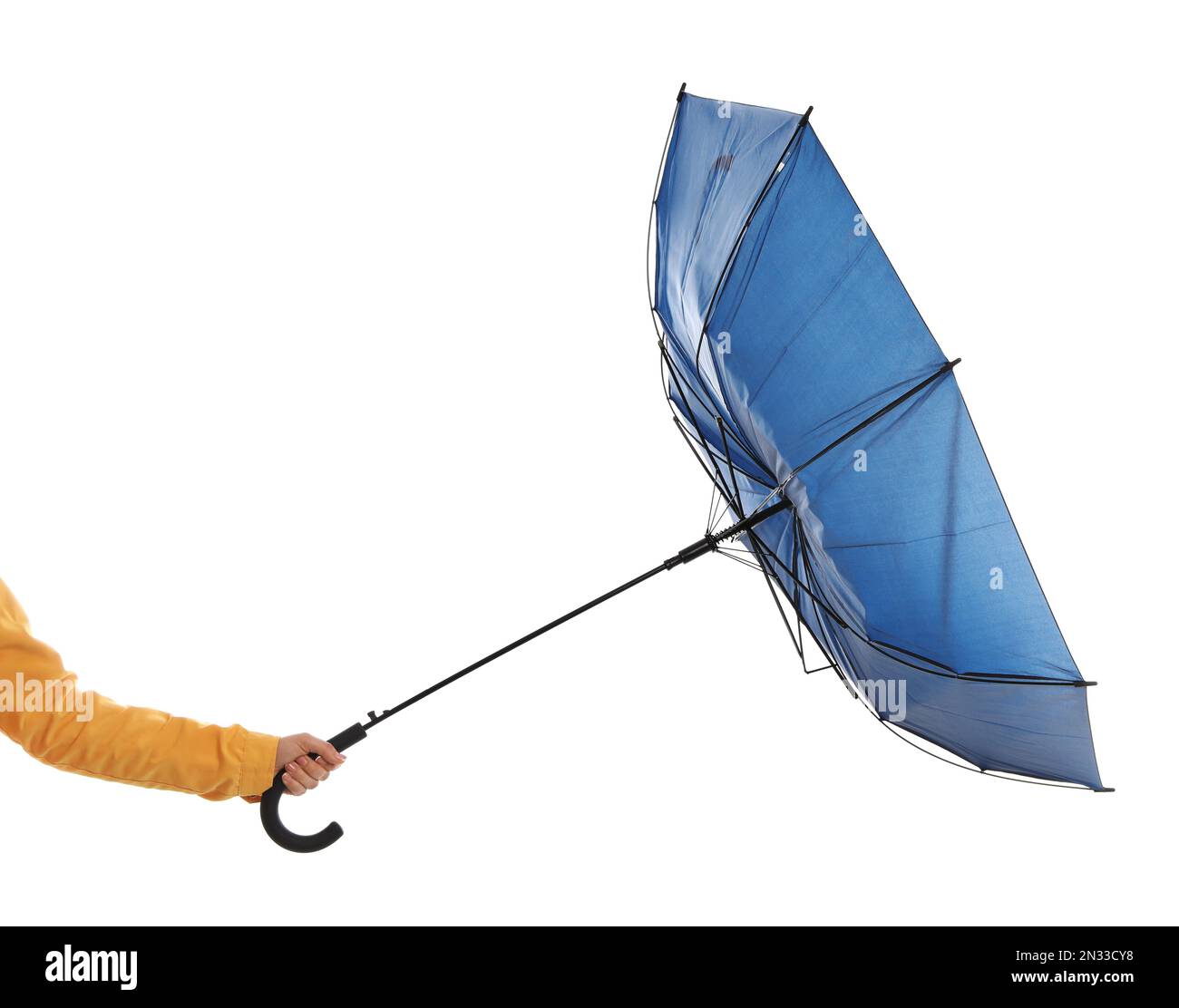 Eine Frau mit Regenschirm, gefangen in Windböen auf weißem Hintergrund, Nahaufnahme Stockfoto