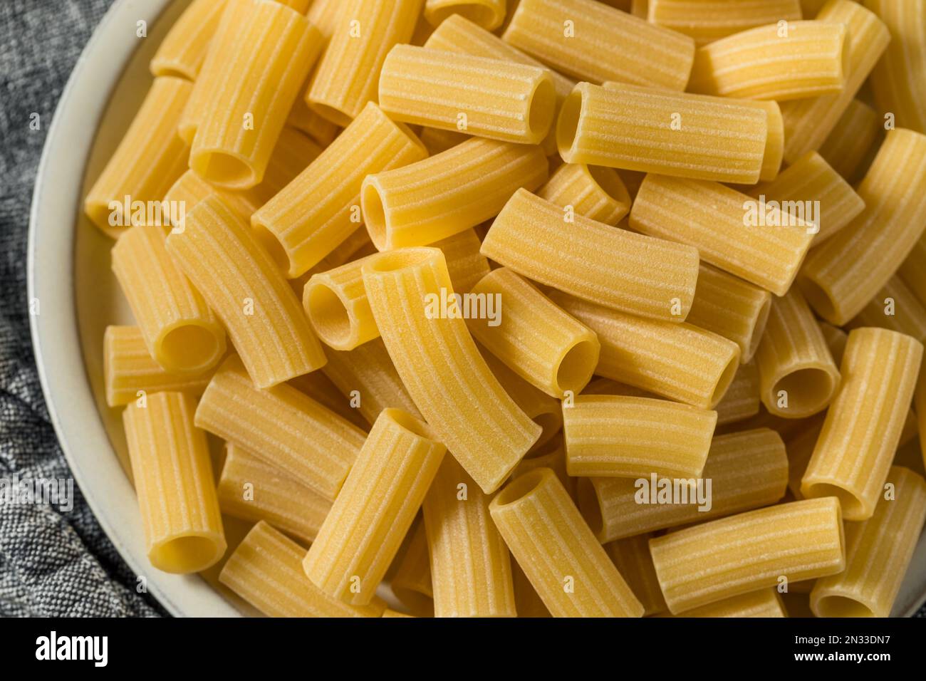 Organisch trockene Durum Maccheroni Pasta in einer Schüssel Stockfoto