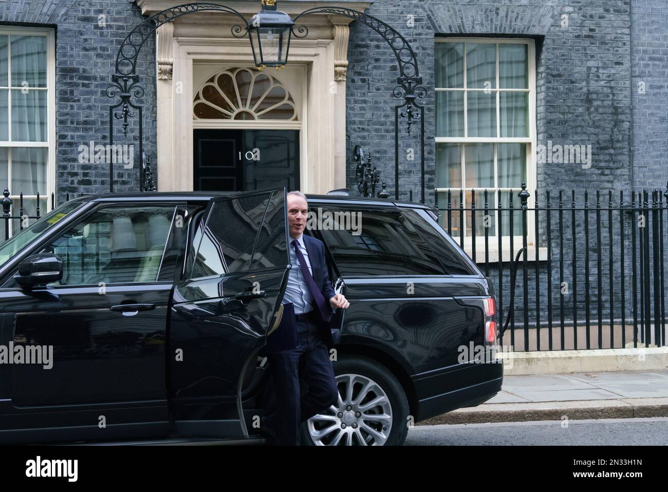 7. Februar 2023, Downing St, London, Vereinigtes Königreich nach dieser morgendlichen Umbesetzung kommen die Kabinettsminister zu einer verzögerten Kabinettssitzung am Nachmittag. IM BILD: Dominic Saab, Vizepremierministerin Bridget Catterall AlamyLiveNews Stockfoto