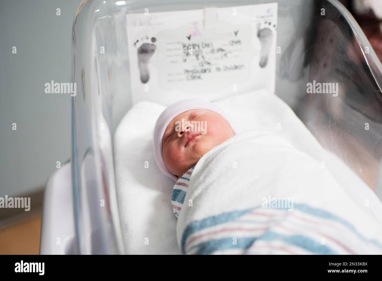Gerade geborenes, geschwungenes Neugeborenes im Krankenhaus. Baby hat Geburtstag. Stockfoto