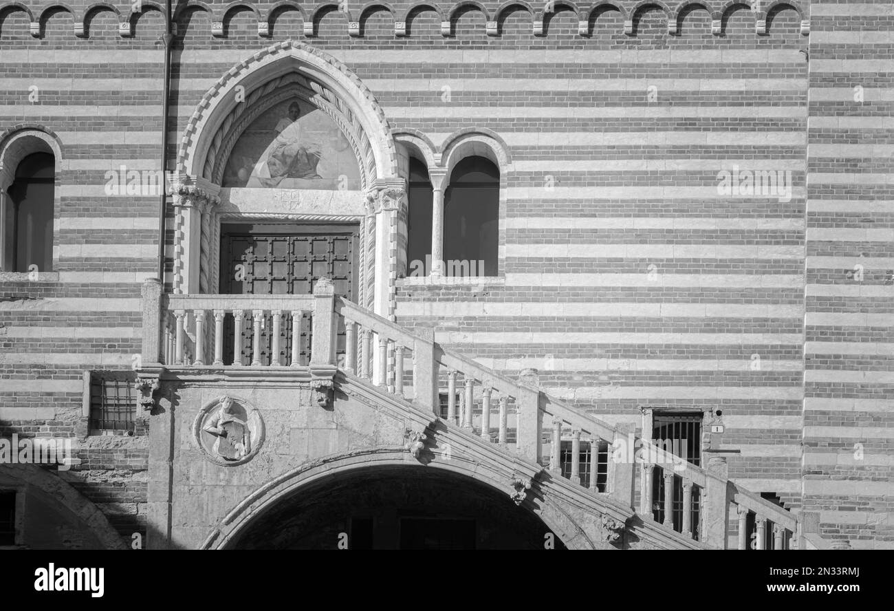 Gotische Treppe des Palastes der Vernunft (Palazzo della Ragione), historischer Palast von Verona, im historischen Zentrum von Verona, Veneto, Italien Stockfoto