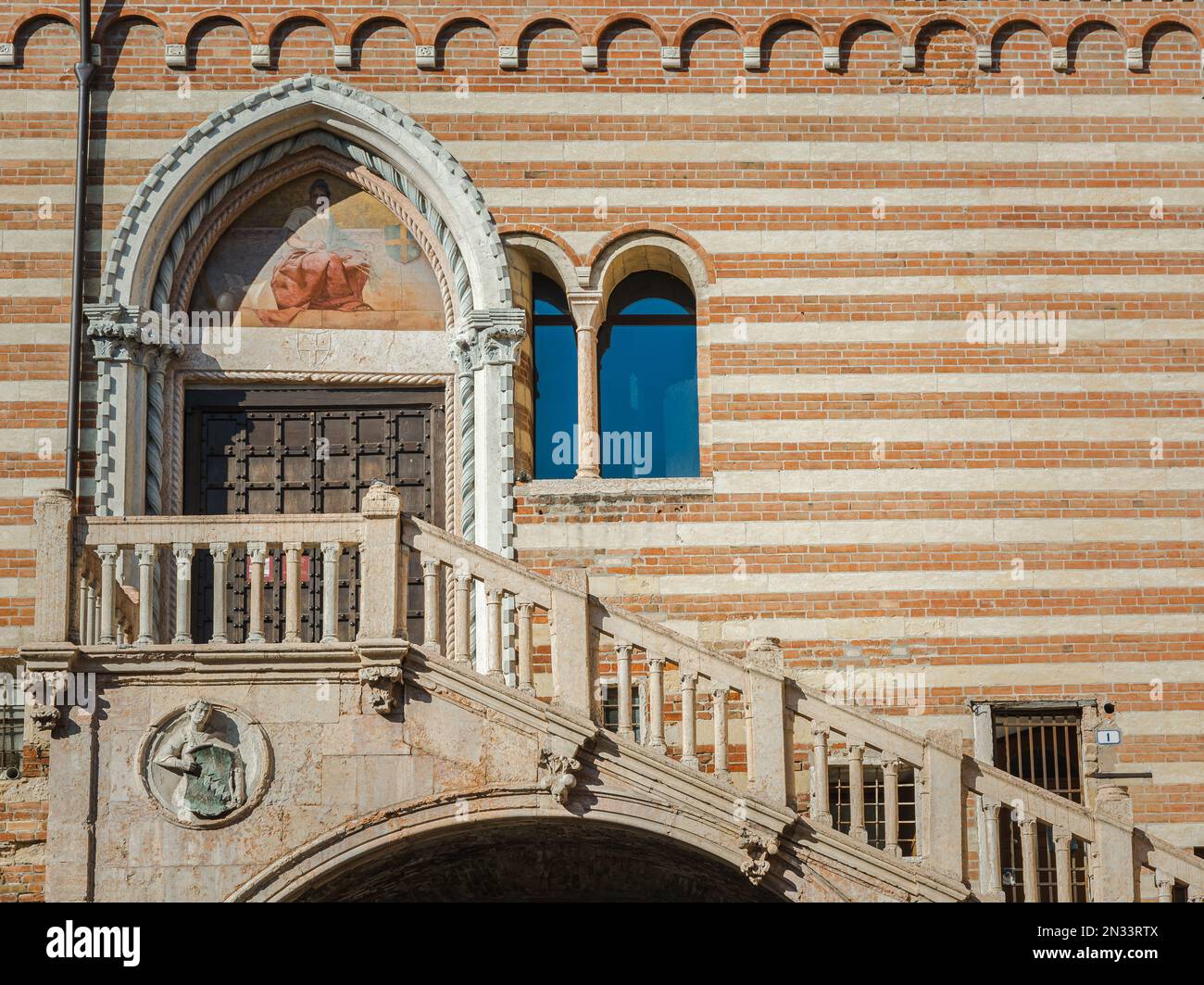 Gotische Treppe des Palastes der Vernunft (Palazzo della Ragione), historischer Palast von Verona, im historischen Zentrum von Verona, Veneto, Italien Stockfoto