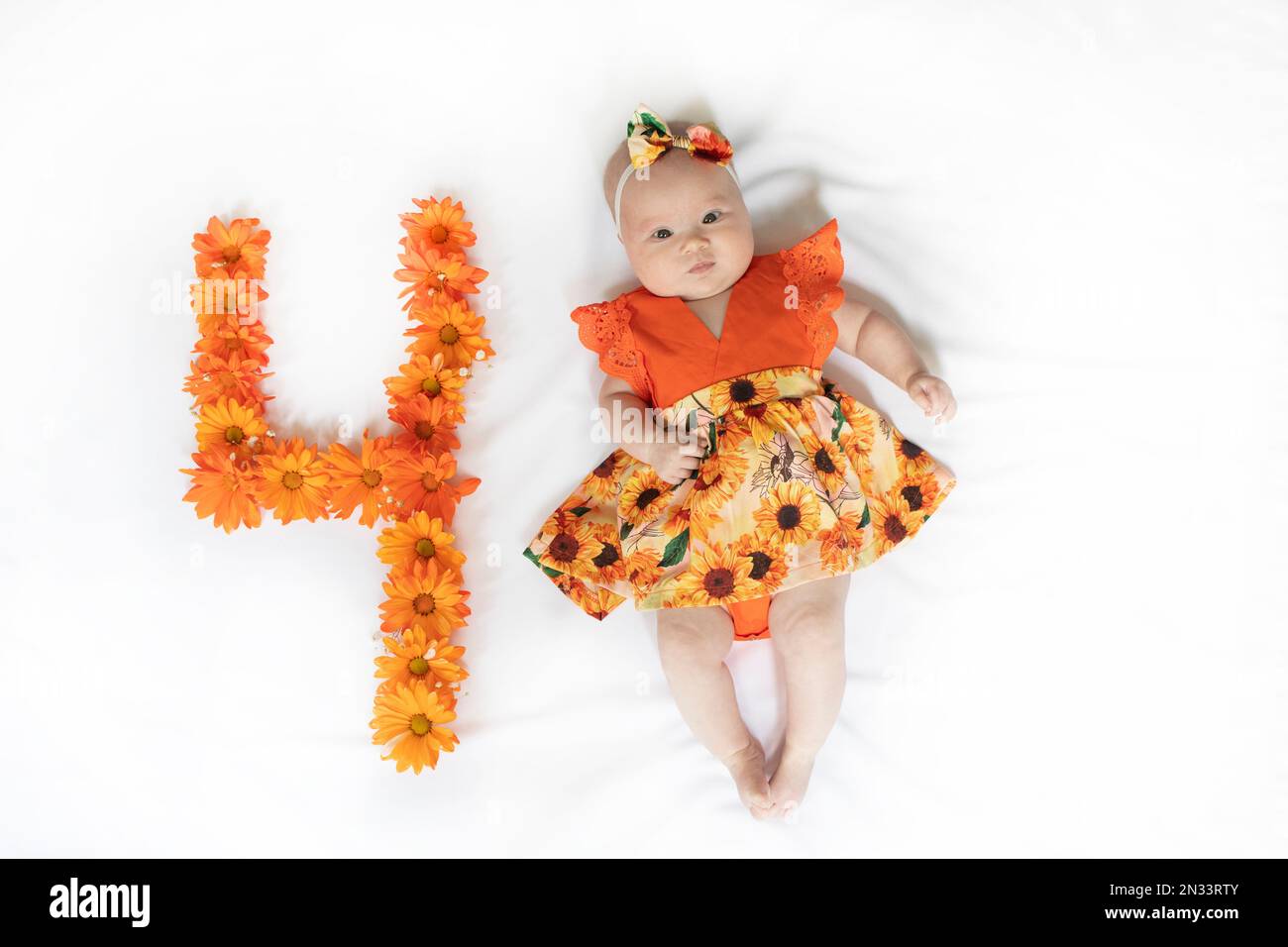 Süßes, 4 Monate altes Mädchen in einem Kleid. 4 Monate altes Baby Stockfoto