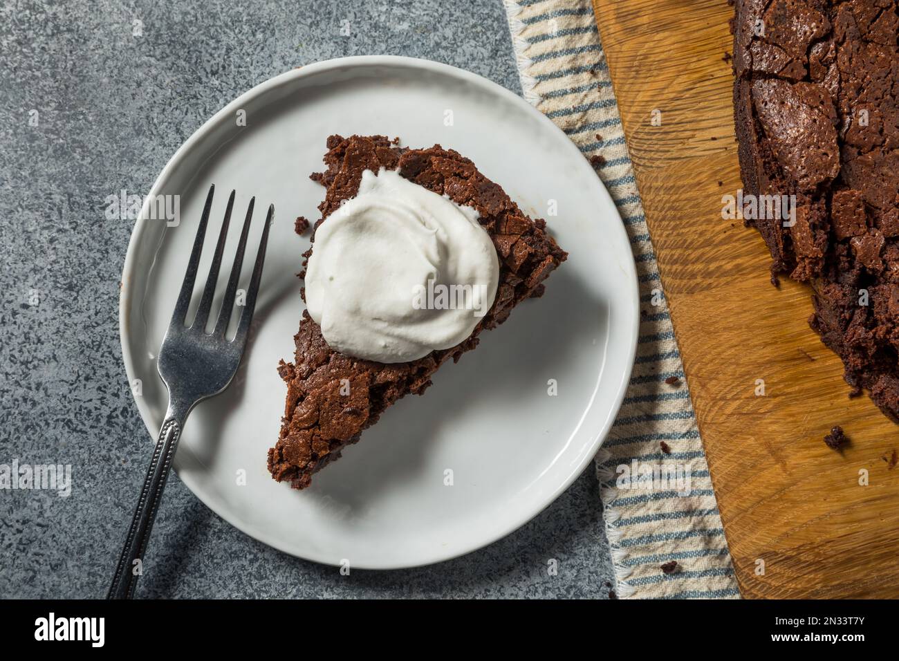 Herzhafter, glutenfreier Schokoladenkuchen ohne Mehl mit Schlagsahne Stockfoto