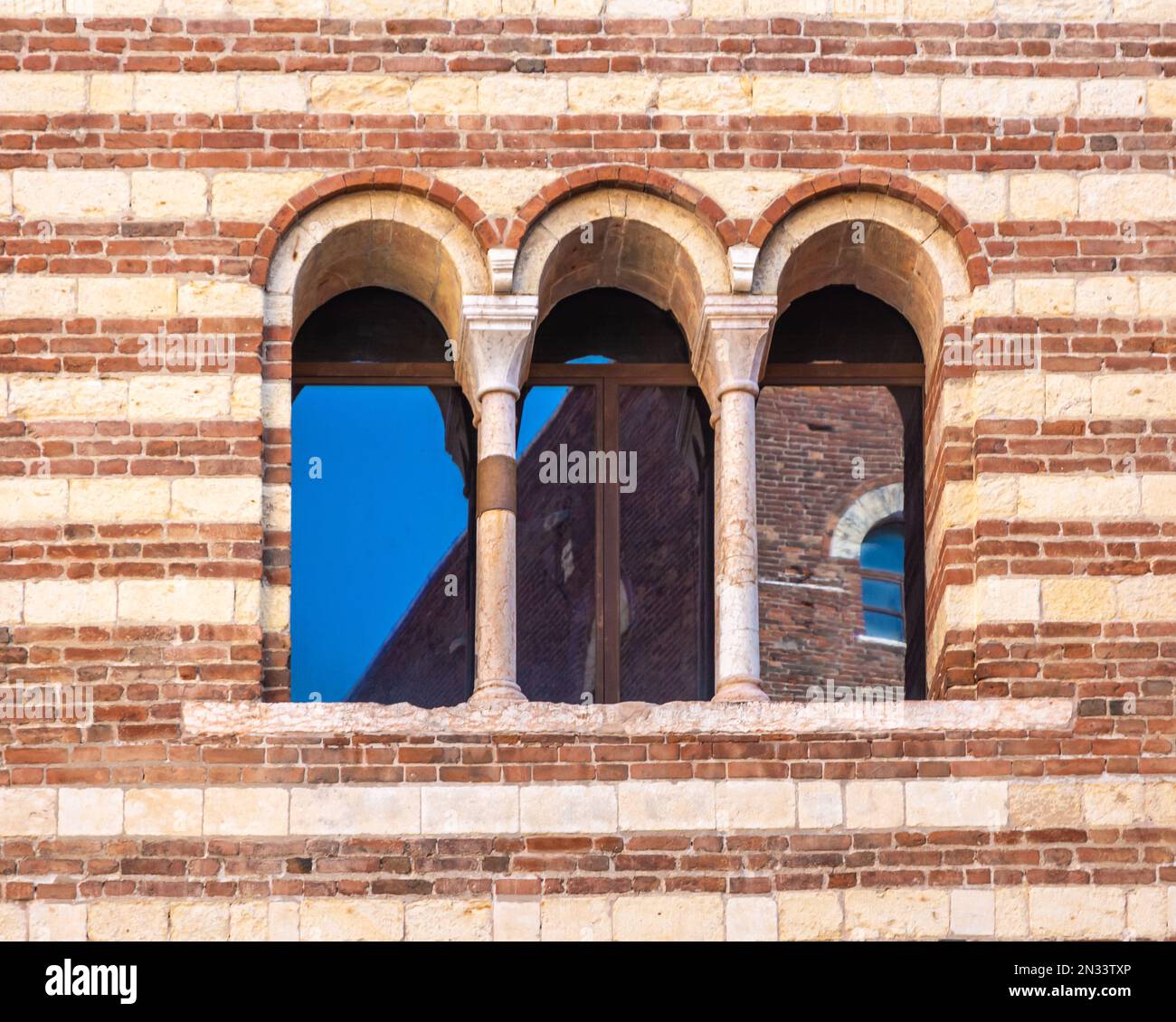 Details des Fensters (romanische, dreifarbige Fenster. - Trifora) des Palastes der Vernunft (Palazzo della Ragione), Region Verona Veneto, Italien Stockfoto