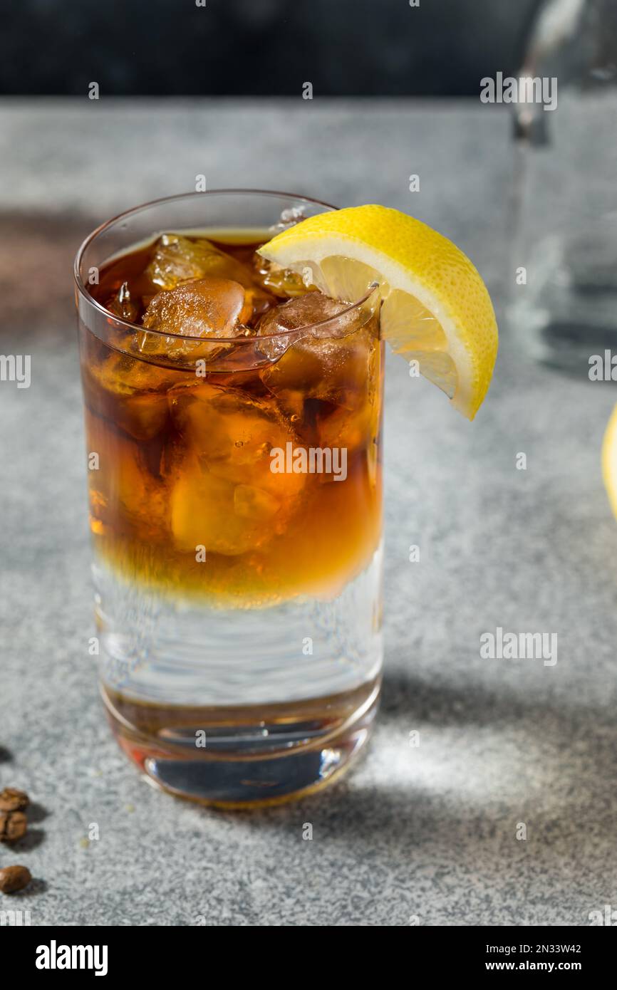 Schnapscocktail mit kaltem Bourbon und Tonic und Kaffee Stockfoto