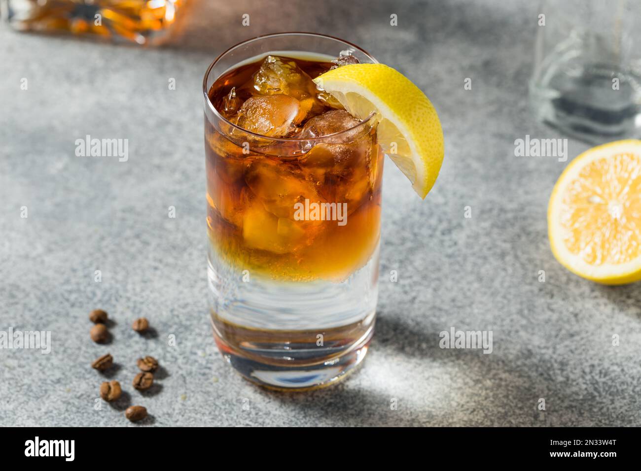 Schnapscocktail mit kaltem Bourbon und Tonic und Kaffee Stockfoto
