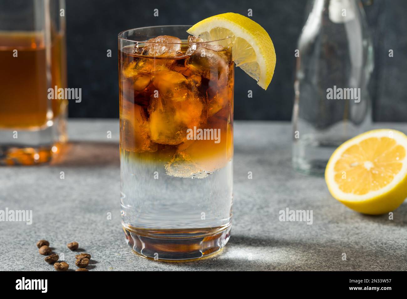 Schnapscocktail mit kaltem Bourbon und Tonic und Kaffee Stockfoto
