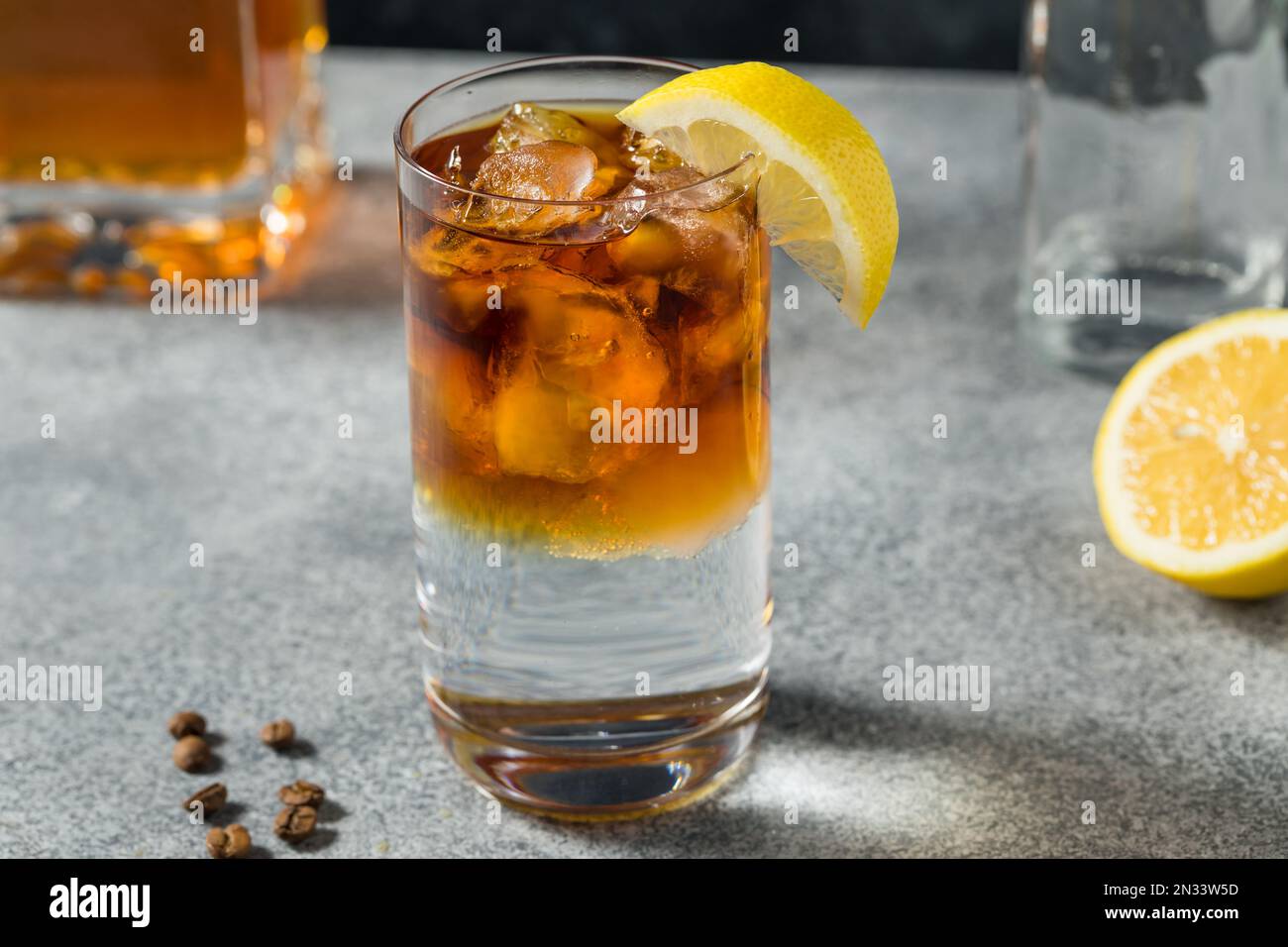 Schnapscocktail mit kaltem Bourbon und Tonic und Kaffee Stockfoto