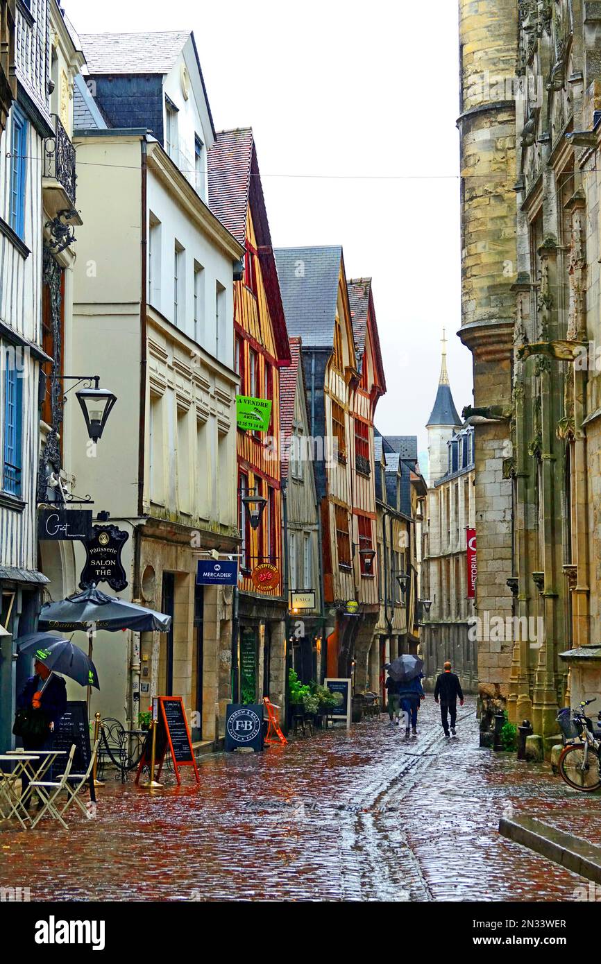Rouen ist eine Stadt an der seine in Nordfrankreich. Es ist die Präfektur der Region Normandie und das Departement seine-Maritime. Stockfoto