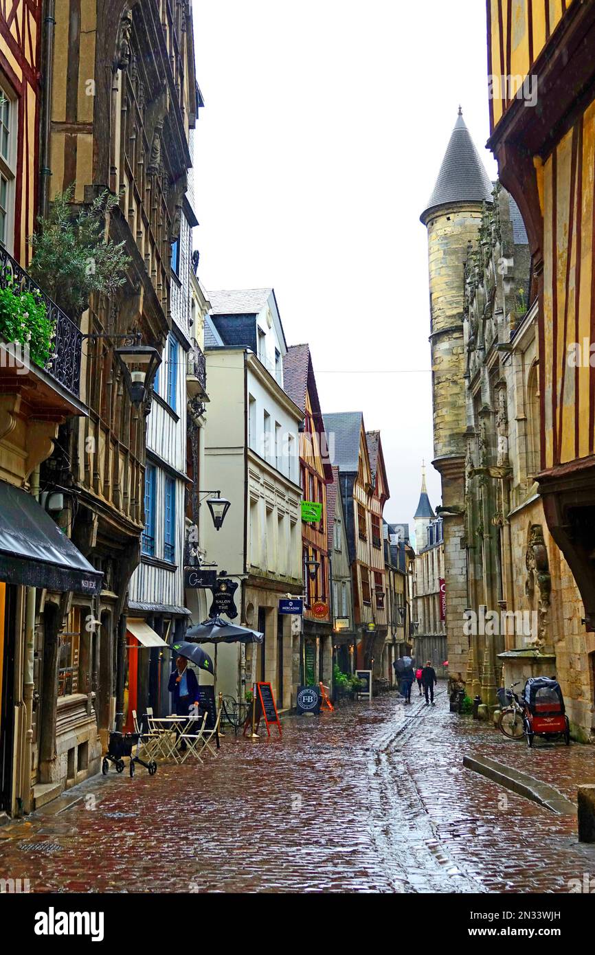 Rouen ist eine Stadt an der seine in Nordfrankreich. Es ist die Präfektur der Region Normandie und das Departement seine-Maritime. Stockfoto