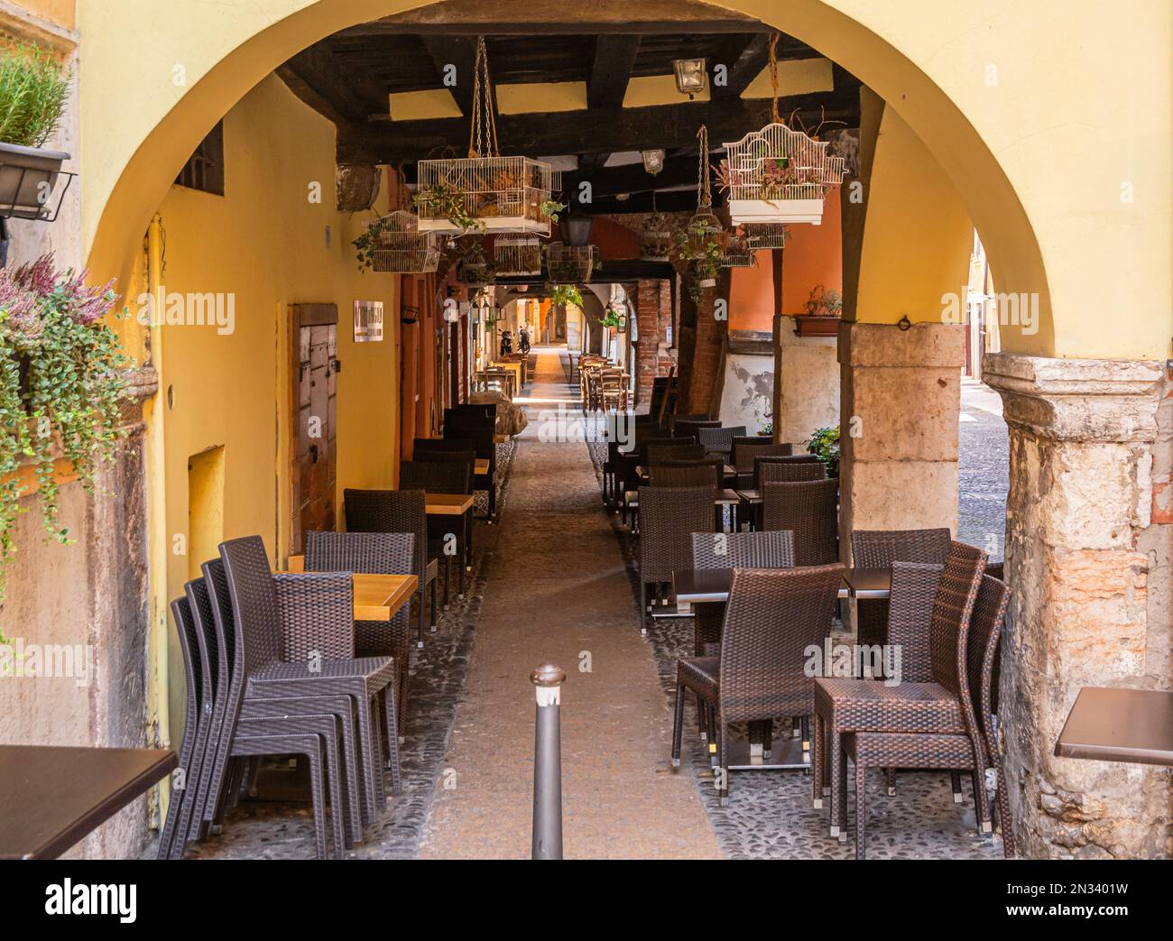 Charakteristische Arkaden und Restaurants im historischen Zentrum von Verona, Venetien, Norditalien, Stockfoto