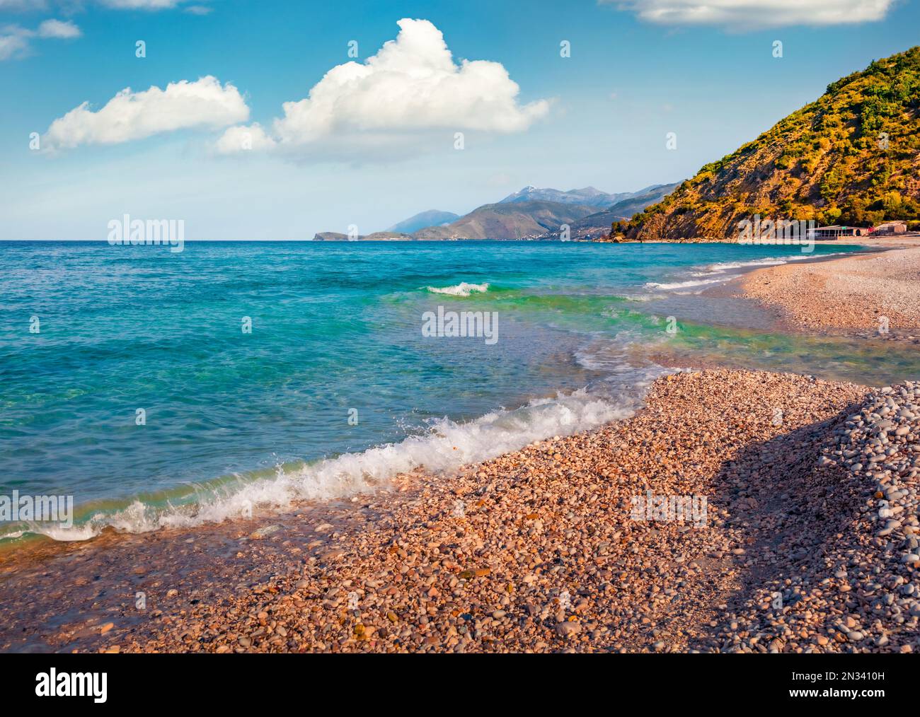 Farbenfroher Frühlingsblick auf Buneci Beach mit kleinem Bach, der ins Meer fließt. Herrliche morgendliche Meereslandschaft der Adria. Attraktive Frühlingsszene von Alb Stockfoto