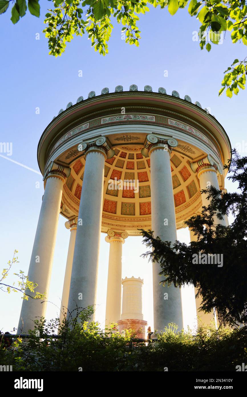 Ein vertikales Bild eines wunderschönen Pavillons im Englischen Garten in München, Bayern Stockfoto