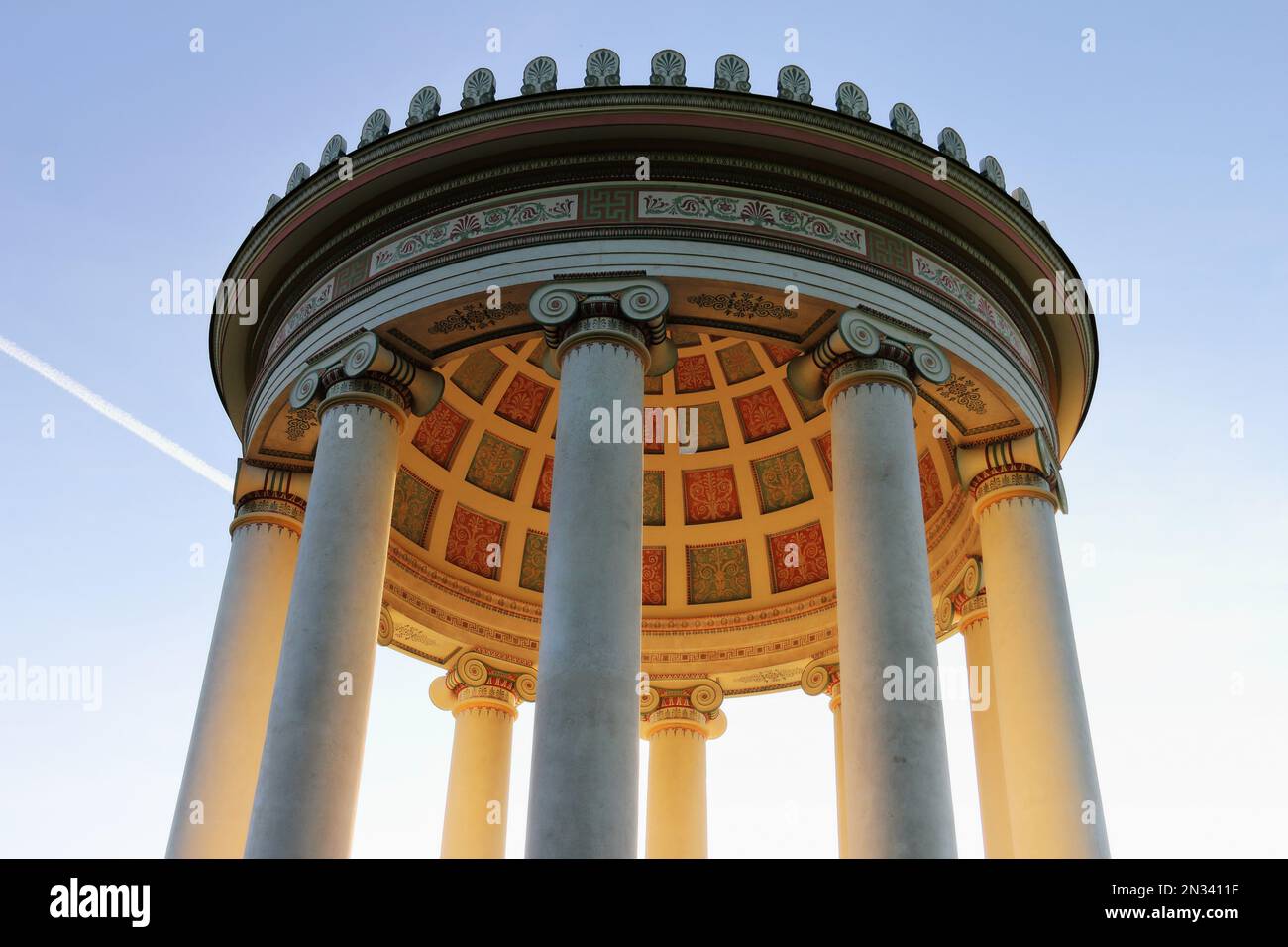 Ein kleiner Winkel von einer wunderschönen Gartenlaube im Englischen Garten in München, Bayern Stockfoto