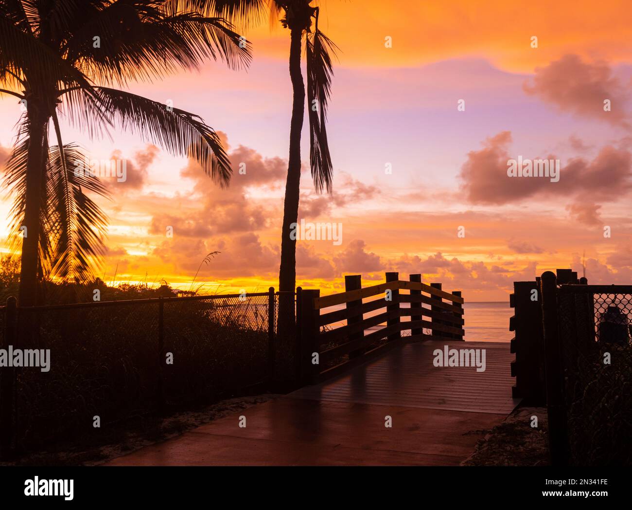 Promenade zum Sombrero Beach bei Sonnenaufgang, Marathon, Florida, USA Stockfoto