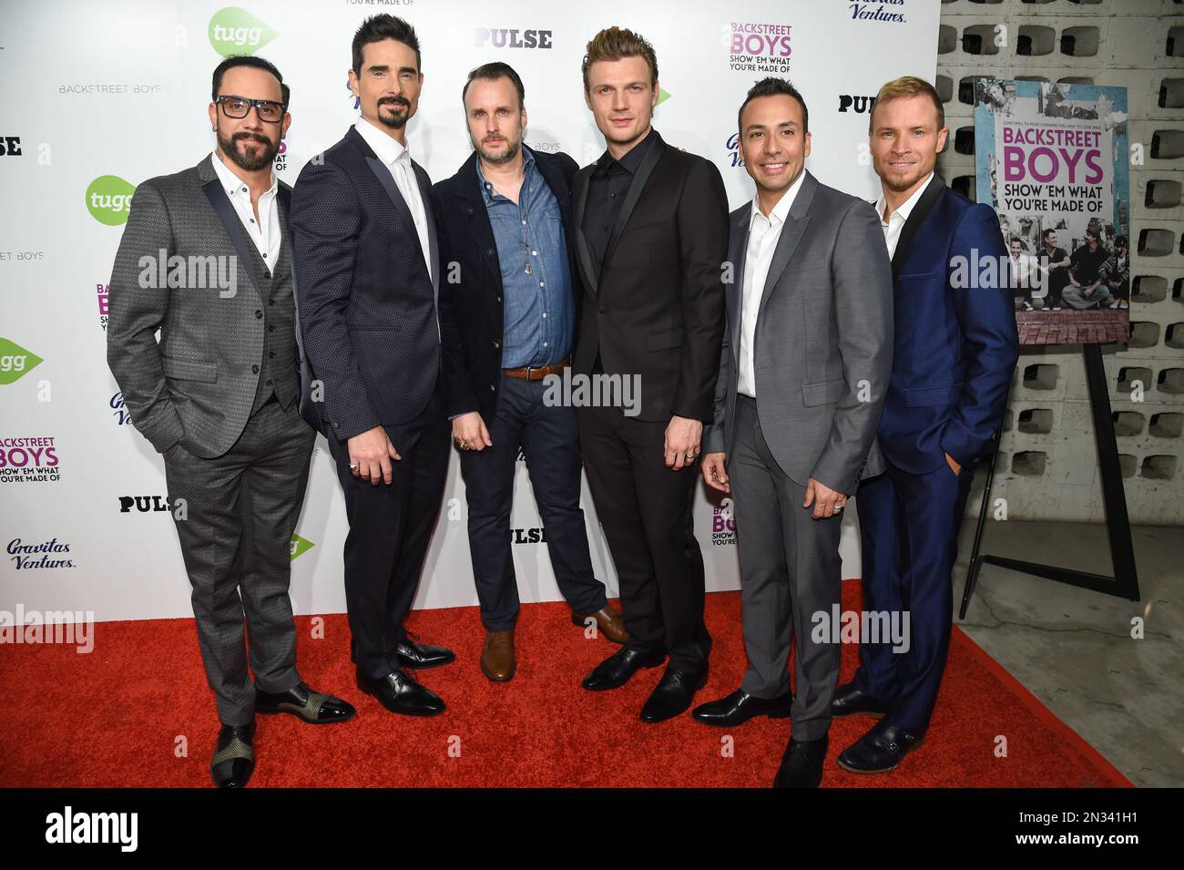 A.J. McLean, from left, Kevin Richardson, Director Stephen Kijak, Howie Dorough, Nick Carter and Brian Littrell, arrive at the “Backstreet Boys: Show ‘Em What You’re Made Of” premiere at the Arclight Cinemas - Cinerama Dome on Thursday, Jan. 29, 2015, in Los Angeles. (Photo by Rob Latour/Invision/AP) Stockfoto