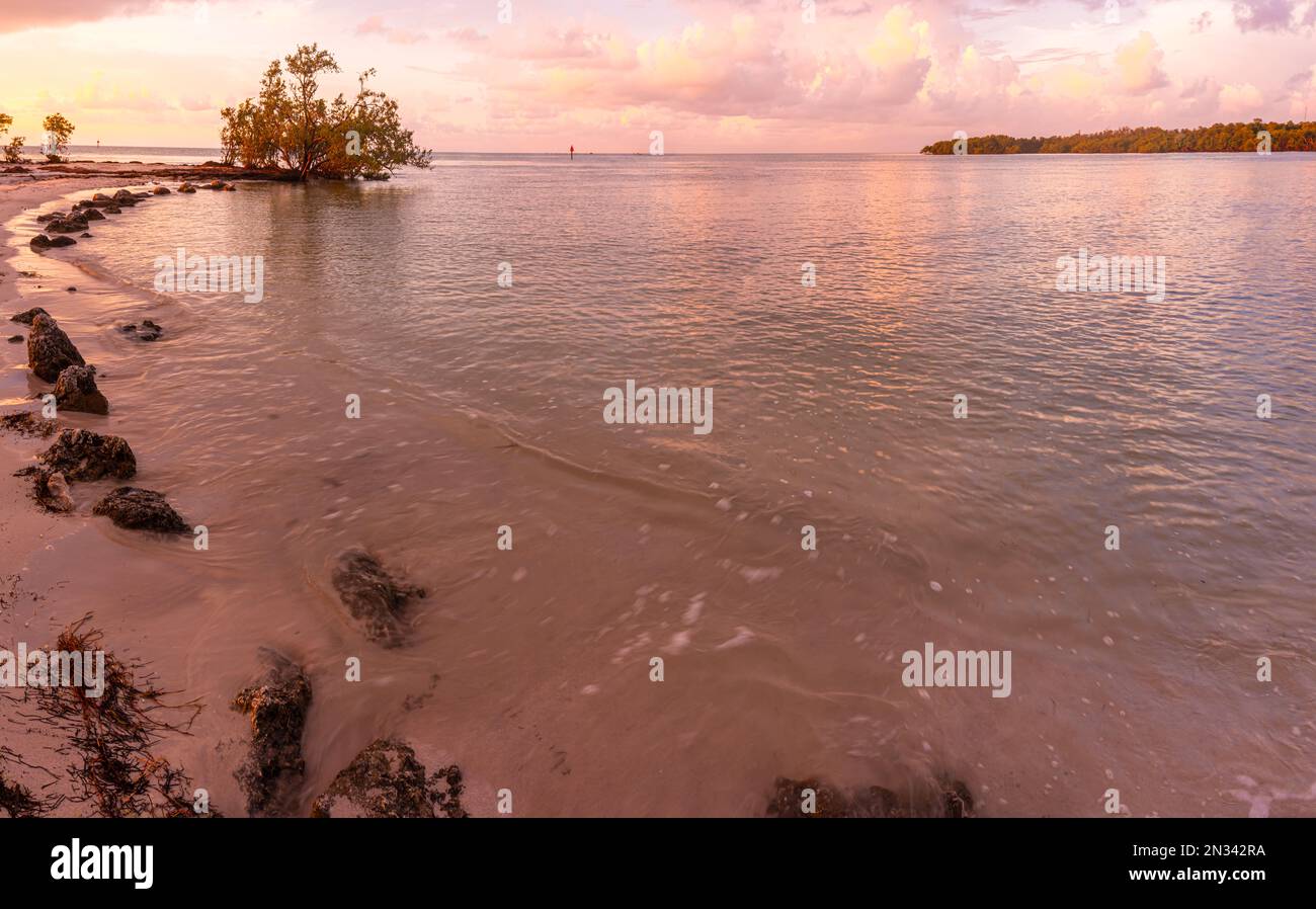 Morgenwolken auf Sister Creek und Sombrero Beach, Marathon, Florida, USA Stockfoto