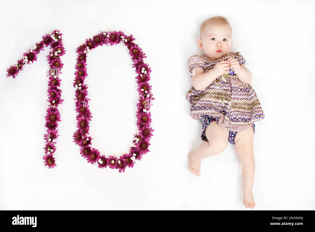 10 Monate altes Mädchen. Baby-Meilenstein zehn Monate. Zehn Monate altes Baby Stockfoto