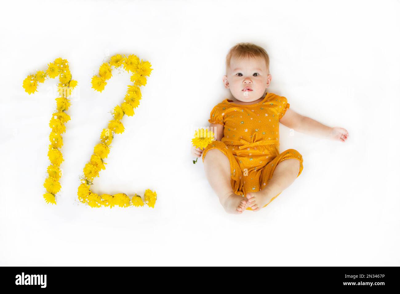 12 Monate altes Mädchen. Zwei Monate Baby-Meilenstein. 12 Monate altes Baby Stockfoto