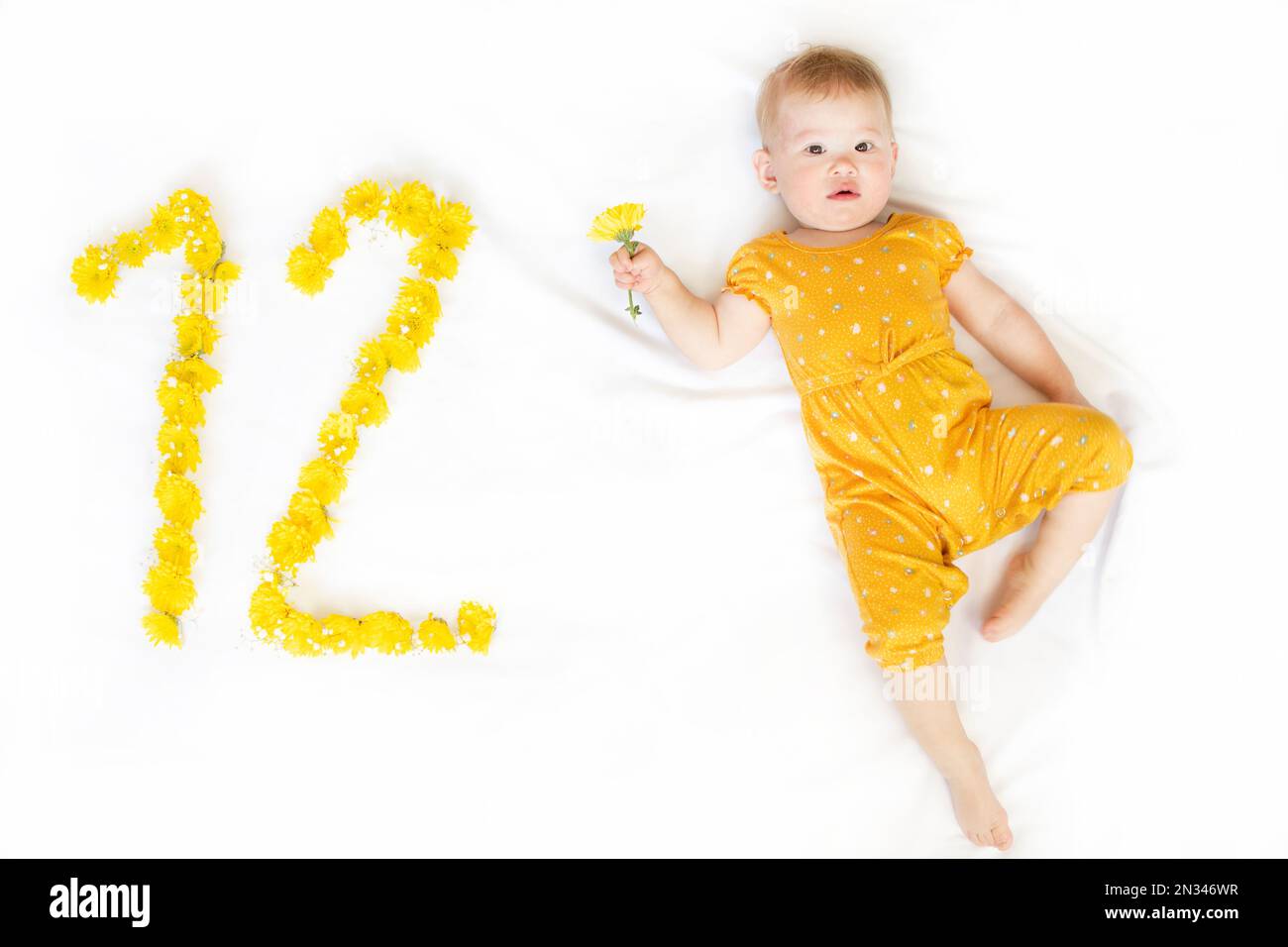 12 Monate altes Mädchen. Zwei Monate Baby-Meilenstein. 12 Monate altes Baby Stockfoto