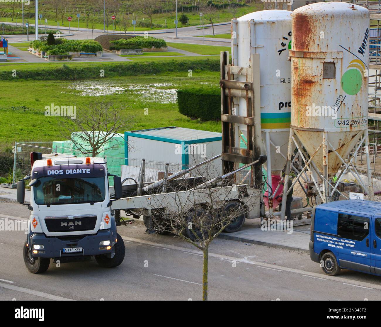 LKW, der ein Zementsilo an eine Baustelle Santander Cantabria Spanien liefert Stockfoto