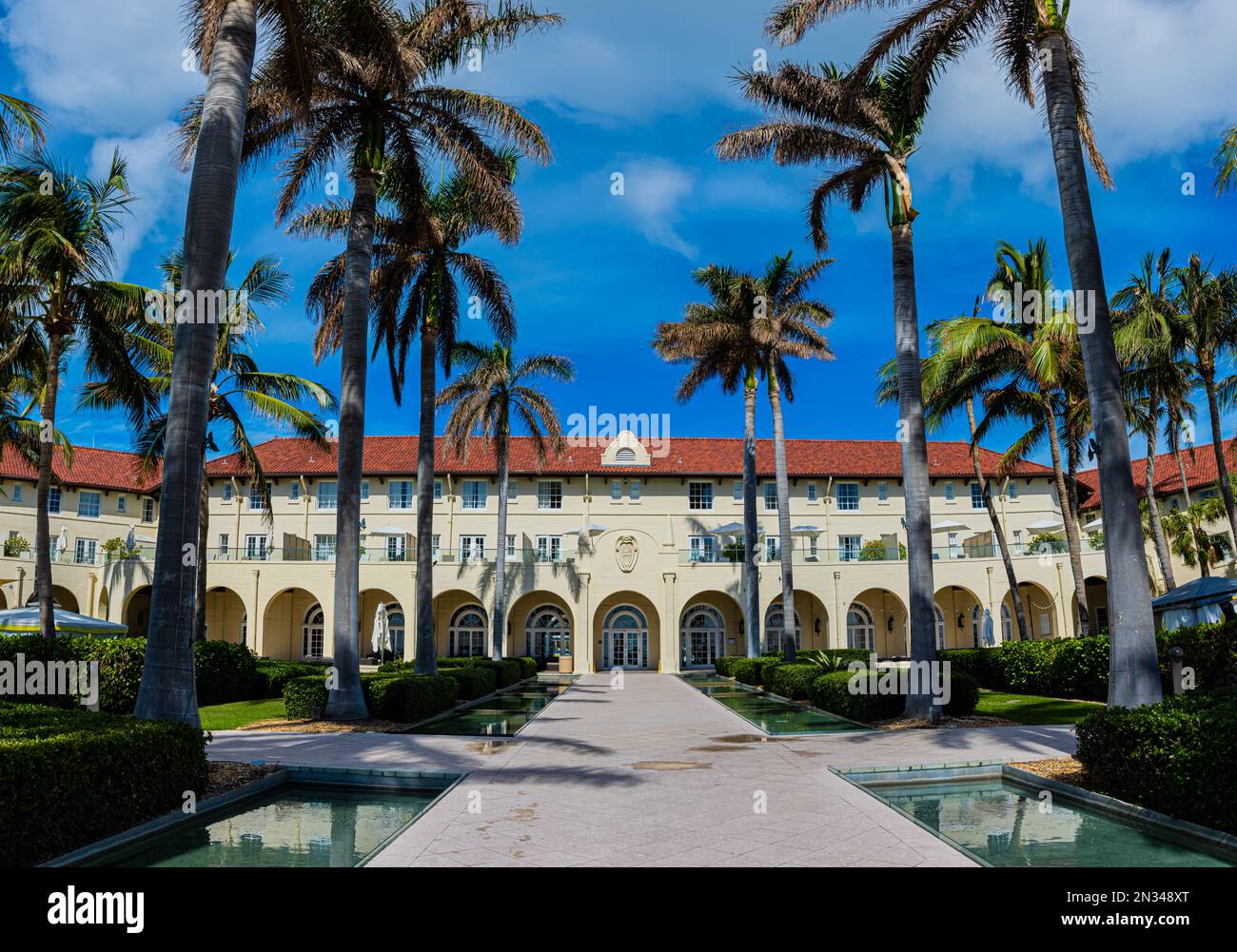 Von Palmen gesäumte Promenade im historischen Hotel am Casa Marina Beach, Key West, Florida, USA Stockfoto