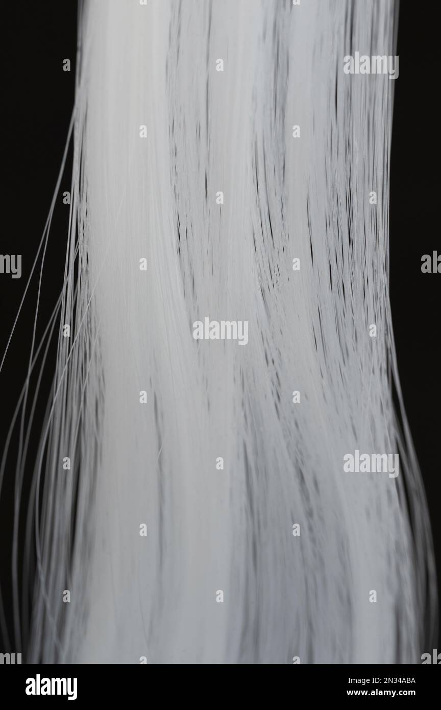 Packung mit weißem, geradem Haar, isoliert auf schwarzem Hintergrund Stockfoto