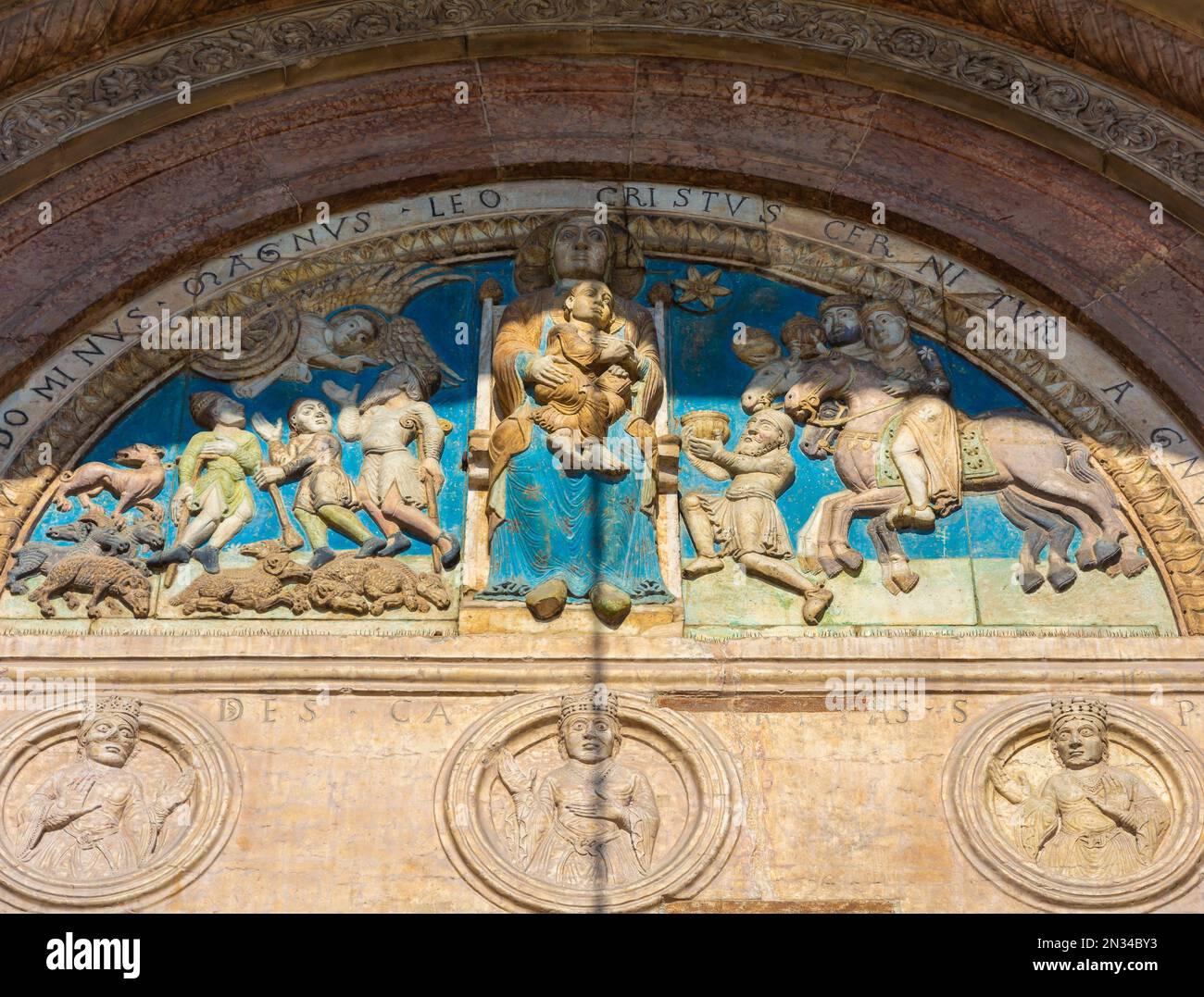 Details der Fassade der Kathedrale von Verona (Duomo di Verona) ist eine der wichtigsten katholischen Kirchen der Stadt. Erbaut im Jahr 1187 im romanischen und Renaszenzstil Stockfoto