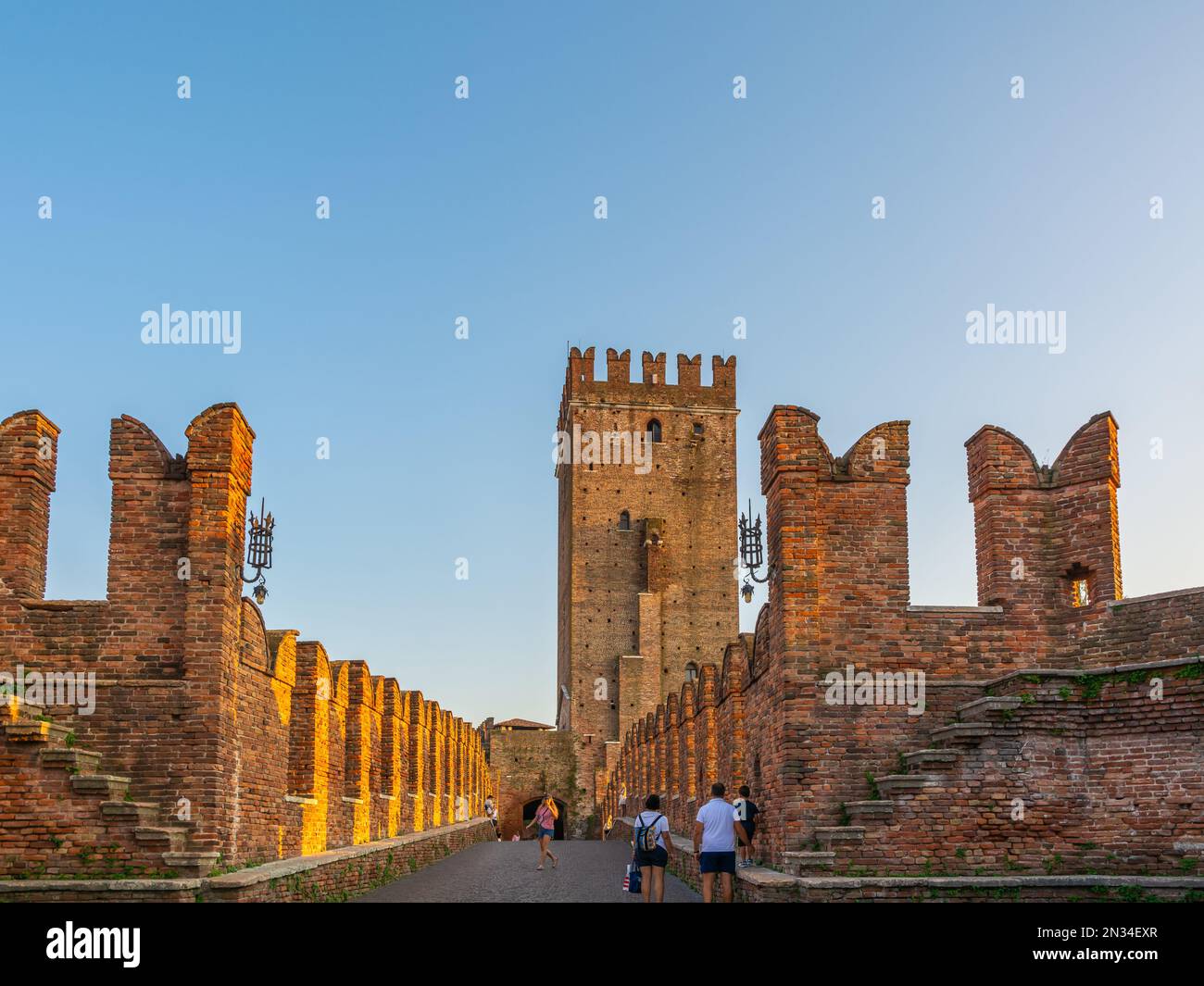 Die Brücke Castel Vecchio (Ponte di Castel Vecchio) oder die Brücke Scaliger (Ponte Scaligero): Ist eine befestigte Brücke in Verona, Italien, Europa Stockfoto