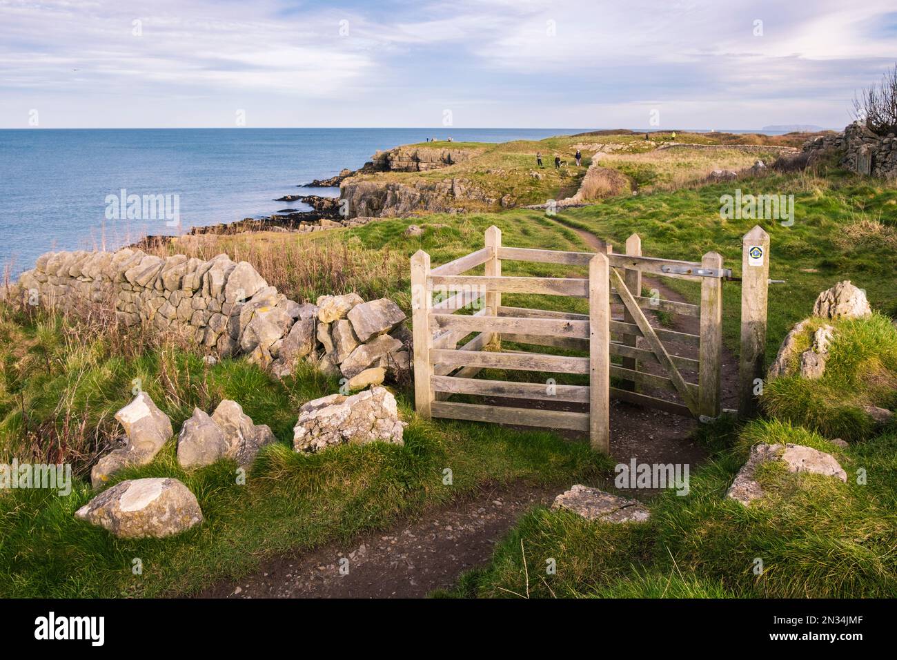 Tor auf dem Fußweg an der walisischen Küste rund um Moelfre, Isle of Anglesey, Wales, Großbritannien Stockfoto