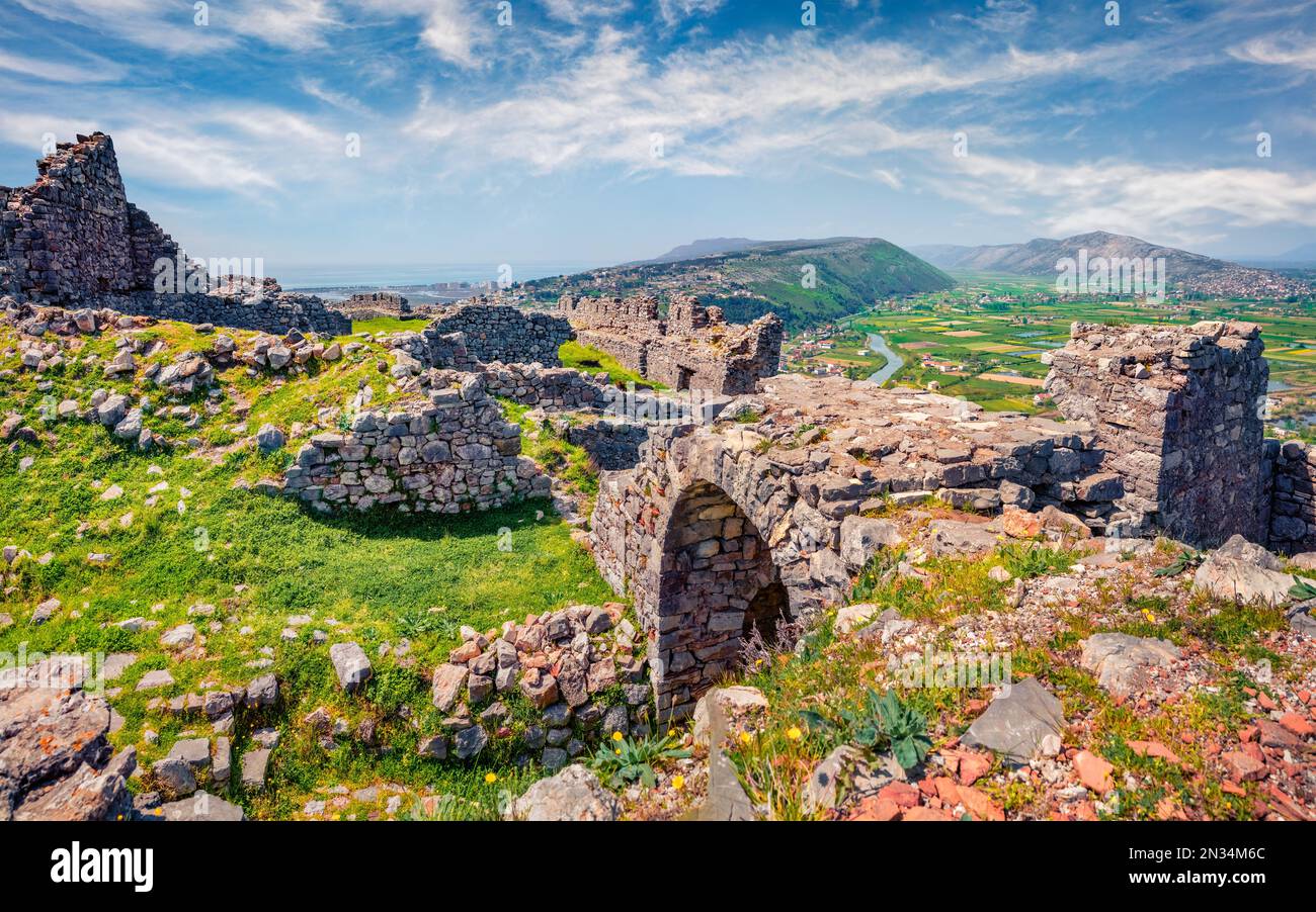 Wunderbarer Frühlingsblick auf die Ruinen der Lezhe-Festung. Sonnige Morgenszene von Albanien, Europa. Hintergrund des Reisekonzepts. Stockfoto